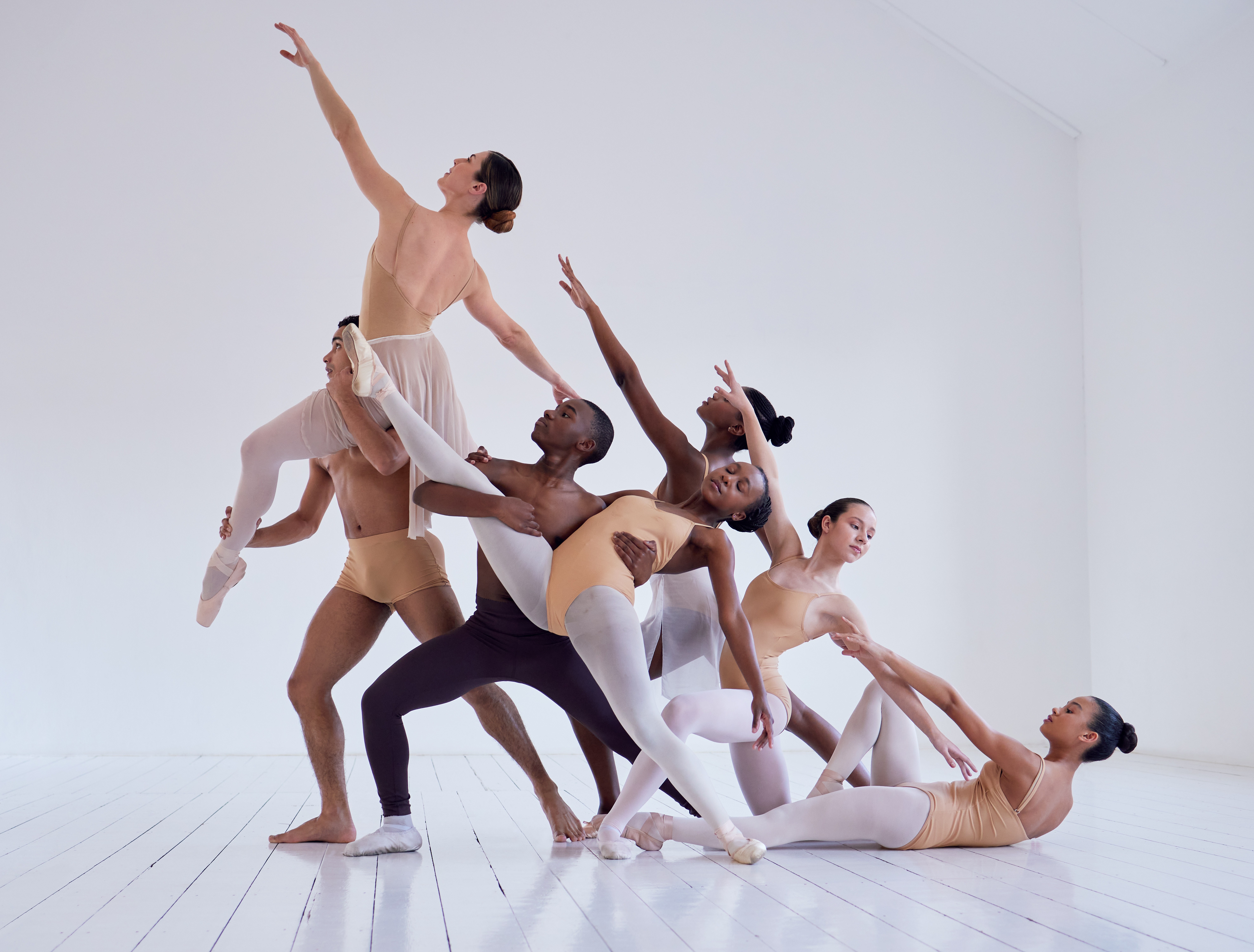 Ballet dancers in artistic formation